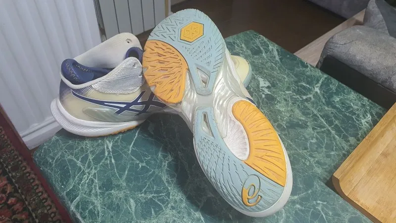 Продам Кроссовки известной фирмы ASICS