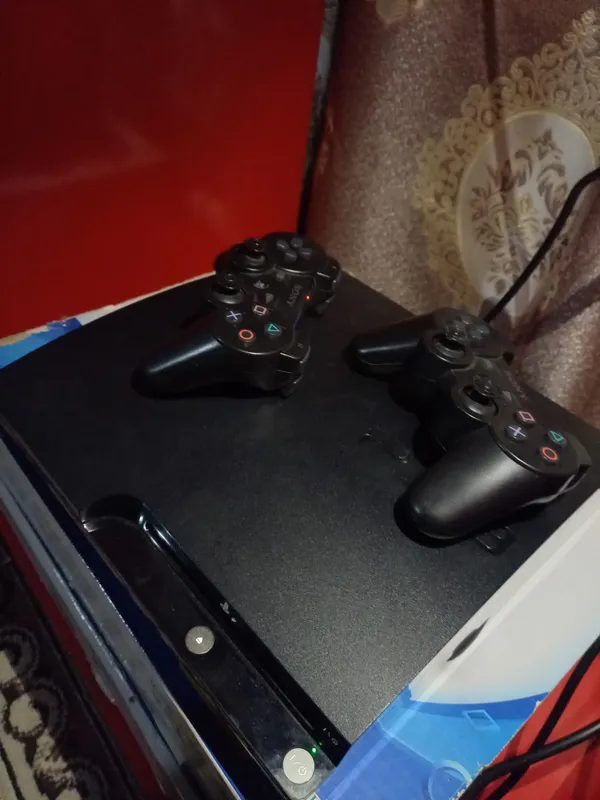 PS3 slim ideal o"ta tiniq 2 djoystik hamma kabellari bor o'yinlar bor