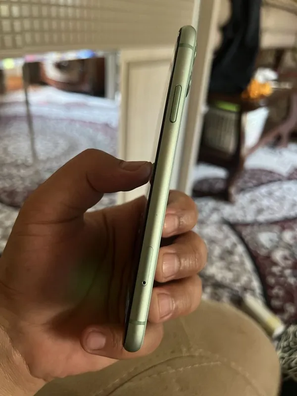 Iphone 11 holati zur tiniq turibdi — фото 4