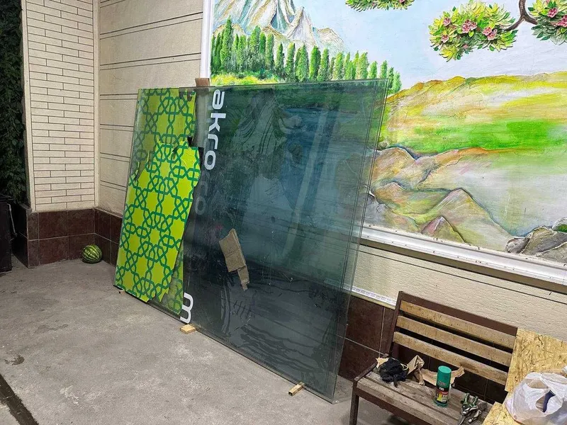 Steklyanniy oynalar bor 4dona qalinligi 10lik boyiga 2.85 eniga 2.15 1