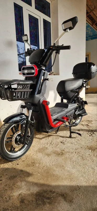 Skuter xolati ediyal ,tinniq turibdi ,polni zaryad bilan 60 km yuradi
