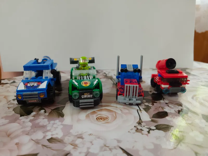 Yangi LEGO mashinkalar, yig‘ilgan. Narxi hammasi uchun 1 Yangi LEGO mashinkalar, yig‘ilgan. Narxi hammasi uchun 1