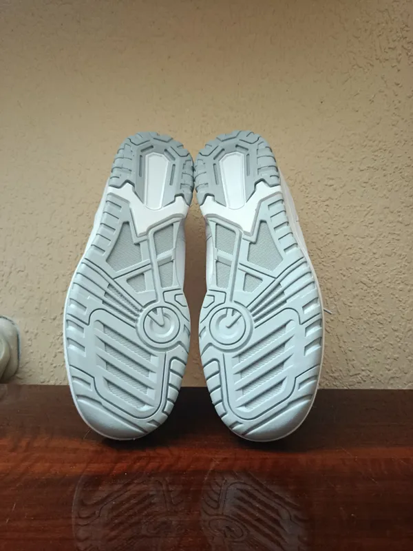 Yangi New Balance 550 krossovkalari (o‘lchami 42 / 26.5 sm) — oq rangd 3 Yangi New Balance 550 krossovkalari (o‘lchami 42 / 26.5 sm) — oq rangd 3