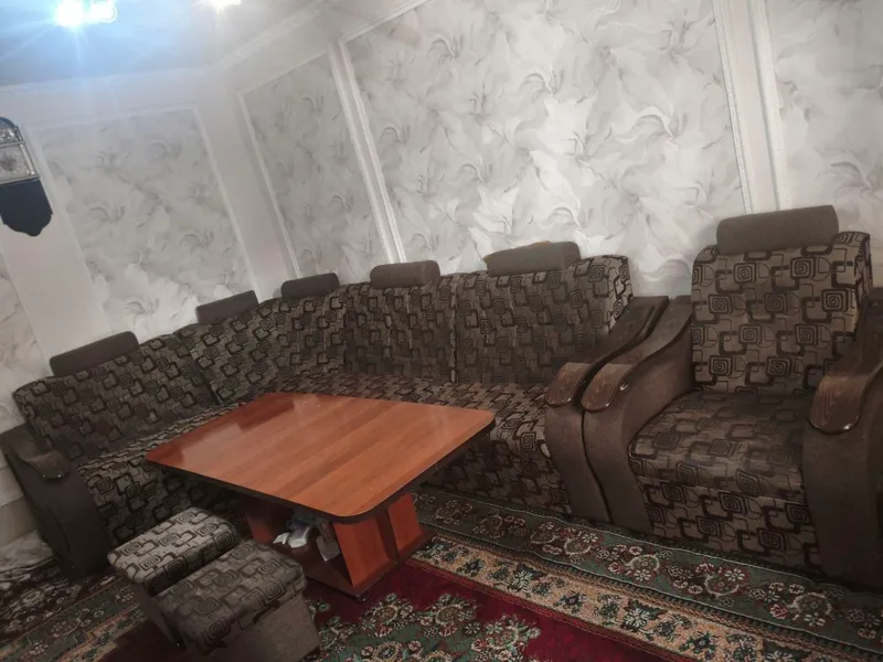 Диван, кресло, стол.