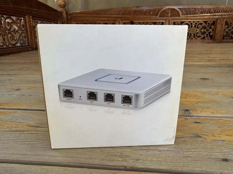 Маршрутизатор Ubiquiti UniFi Security Gateway USG — фото 1