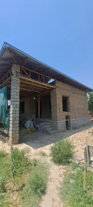 Курулиши тугалланмаган каропка шаклдаги ховли