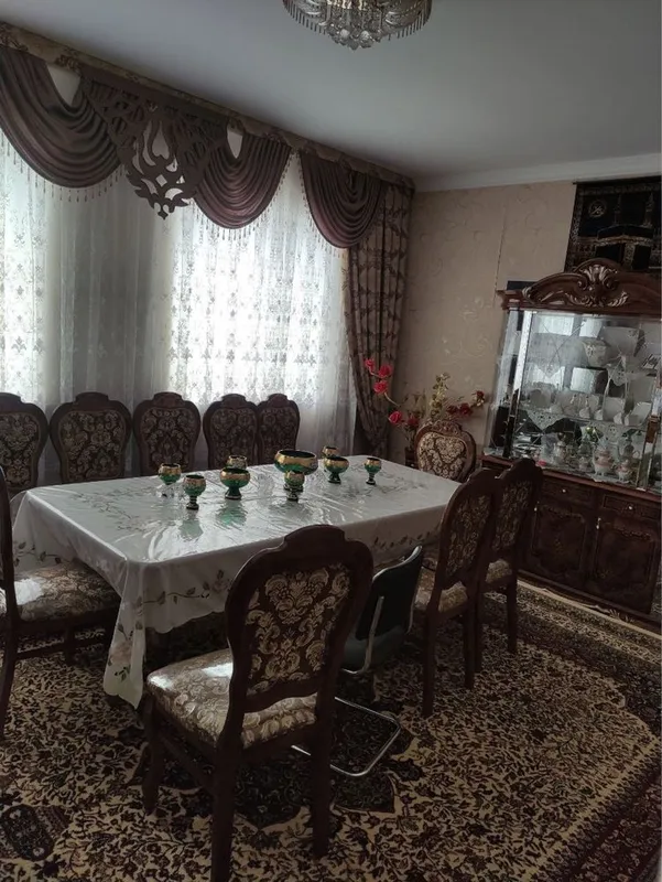Uchaska sotiladi 6sotix 6 ta xona padval hamma kamunikatsiya bor 7