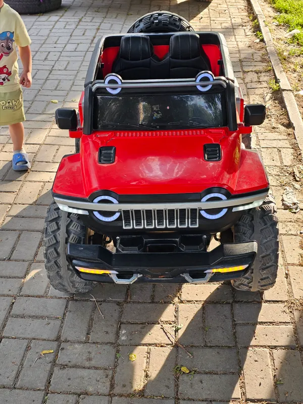 Akkumulyatorda ishlaydigan 4x4 jip. 4
