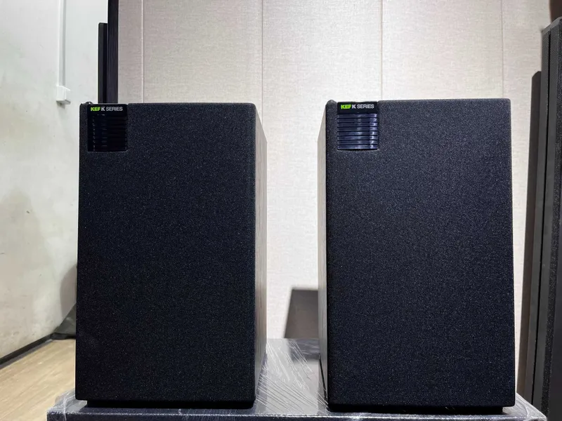 Angliyada ishlab chiqarilgan KEF K120 (K-Series) tokchaga qo‘yiladigan kolonkalari. 2