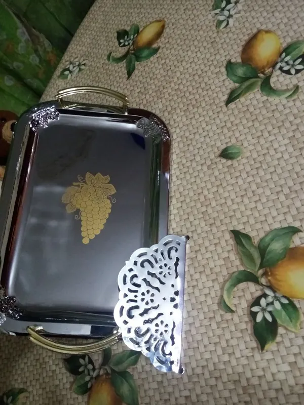 Комплект : металлический поднос с позолоченными ручками и салфетница