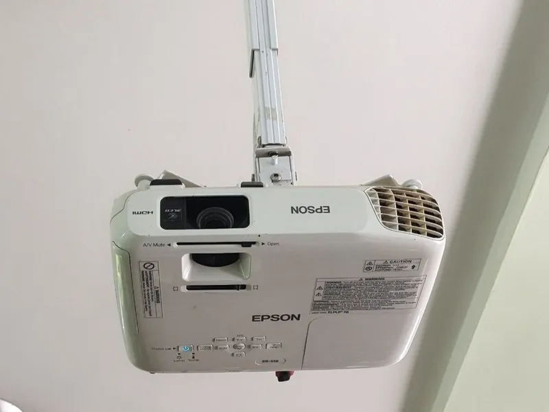 Futbol ko'rish uchun Epson Proyektor sotiladi Matn: Hola