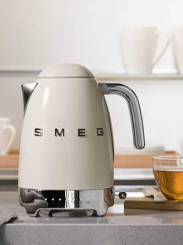 Электрический чайник SMEG сочетает стильный ретро-дизайн.t20 — фото 2