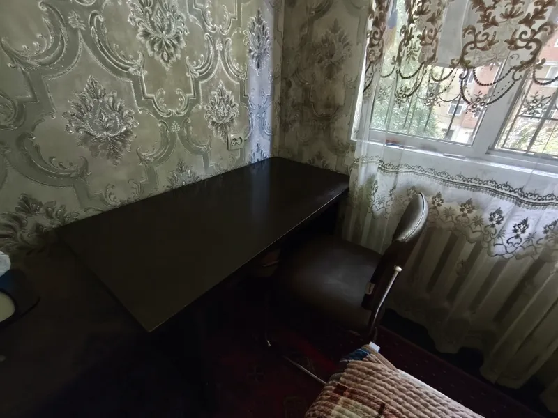 стол и стул кожаный в хорошем состоянии 2