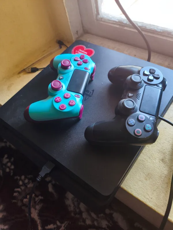 PS4 Slim 1TB 2 ta pult sotiladi 1 PS4 Slim 1TB 2 ta pult sotiladi 1