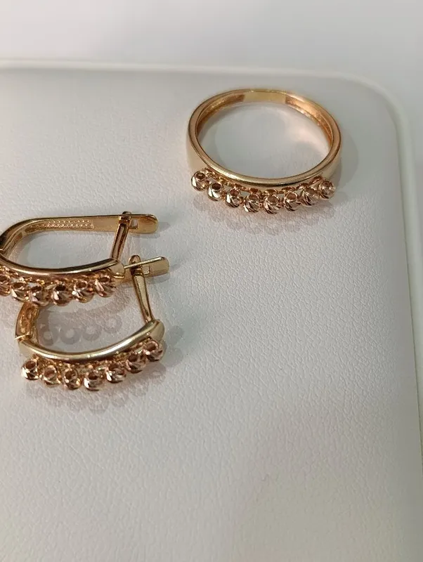 Золотое комплект Christian Dior , проба 585, общий вес 5,85 гр размер