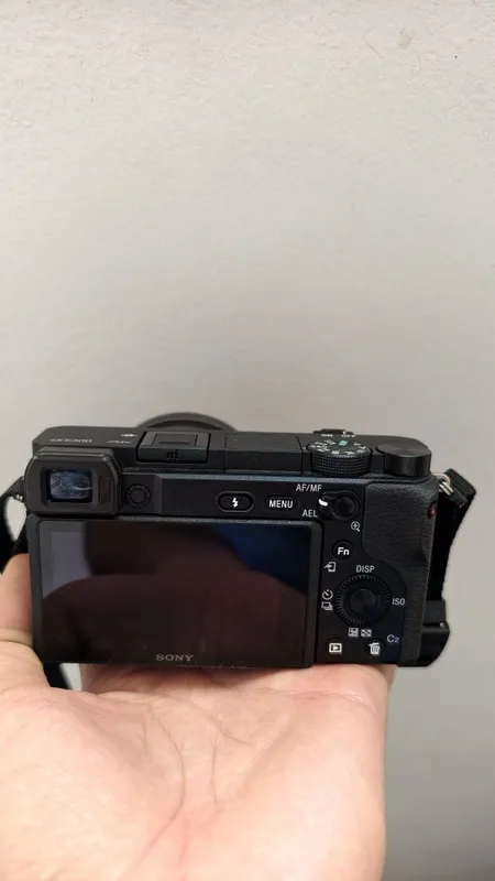 Sony alfa 6400 sotiladi fleshka va shtaviv bilan