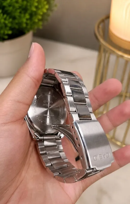 Casio soat orginal holati juda alo qirilgan joylari umuman yoq 2
