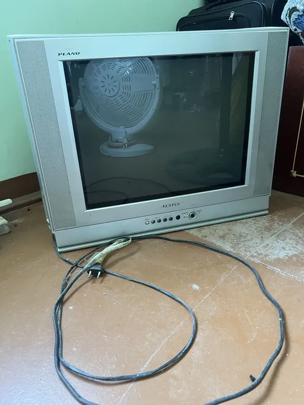Eski Telvizor sotilad 100000 tuneri bilan150