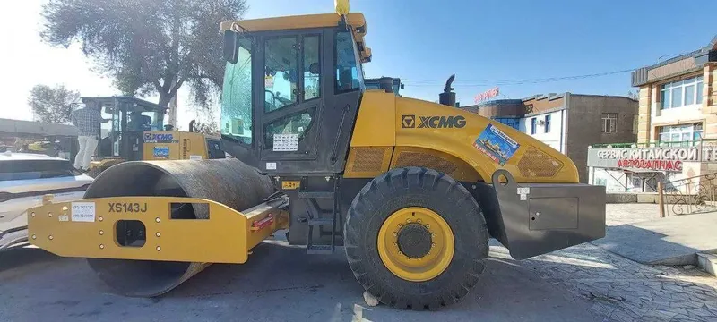 XCMG XS143J самоходный одновальцовый вибрационный каток грунтовый — фото 5