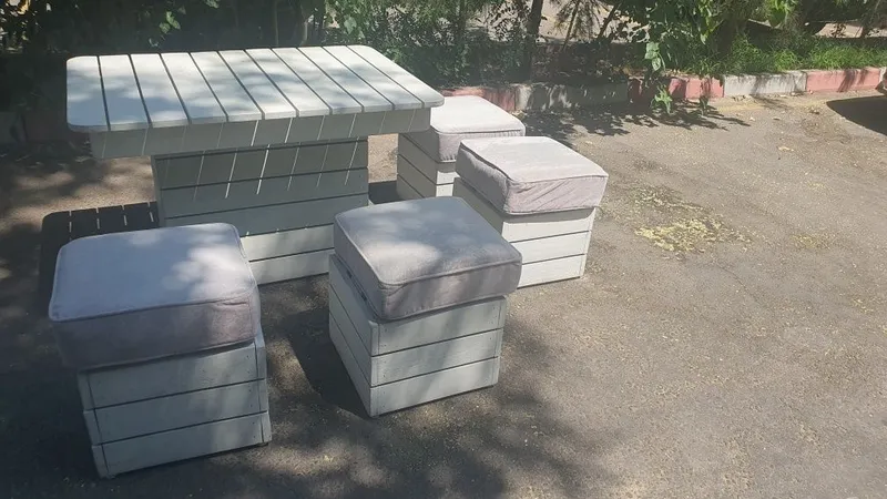 Продам готовый Комплект Стол и 4 табурета с мягким основание 3