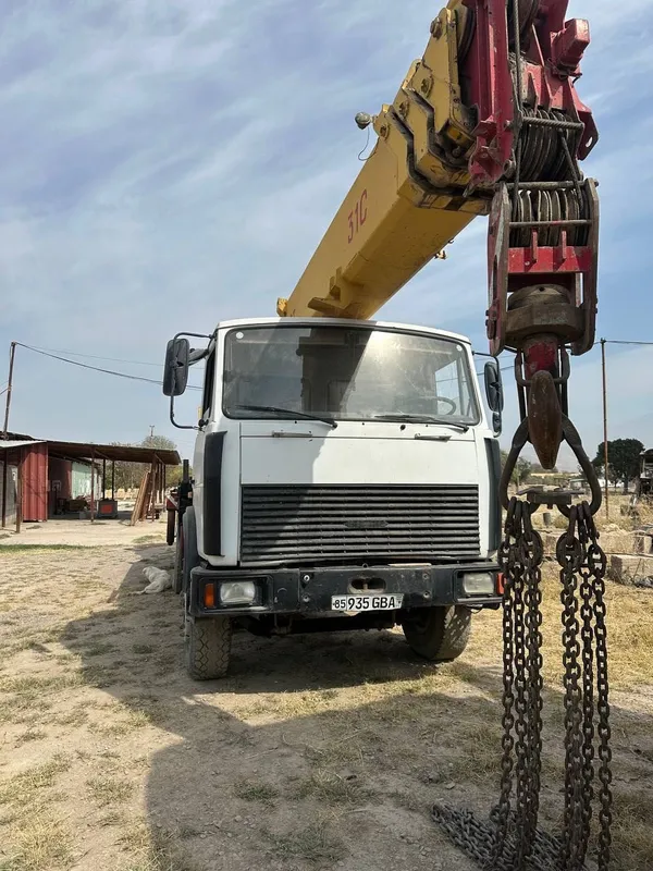 Avtokran MAZ 32 tn strela 31m 2