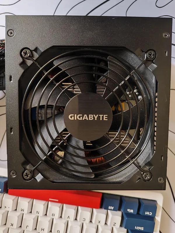 Блок питания Gigabyte p650b 80+bronze — фото 2