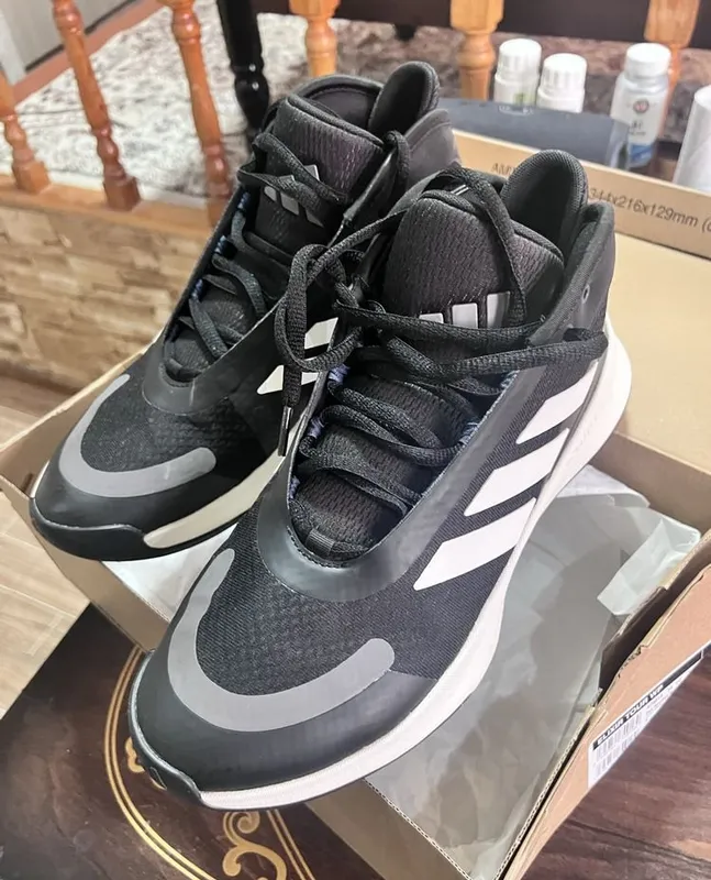 Новые оригинальные кроссовки Adidas Bounce Legends YANGI KROSSOVKALARI 2 Новые оригинальные кроссовки Adidas Bounce Legends YANGI KROSSOVKALARI 2