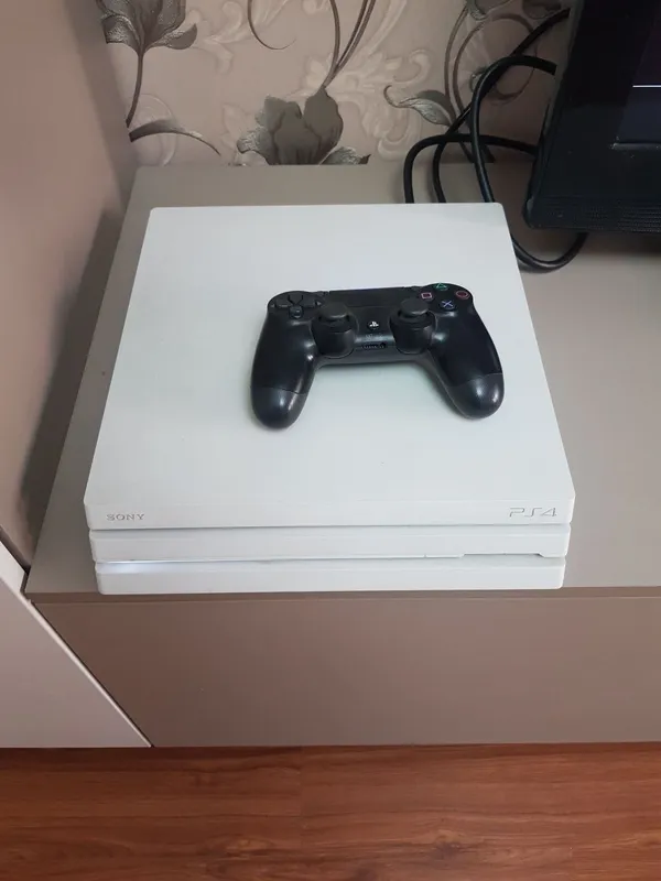 PS4 pro белого цвета 1 TB — фото 1