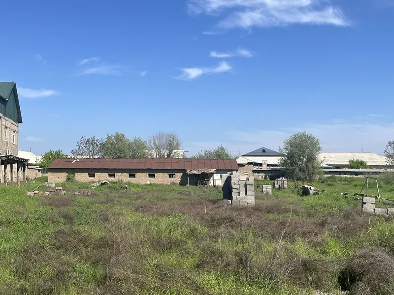 Старое фермерское здание с участком земли — фото 5