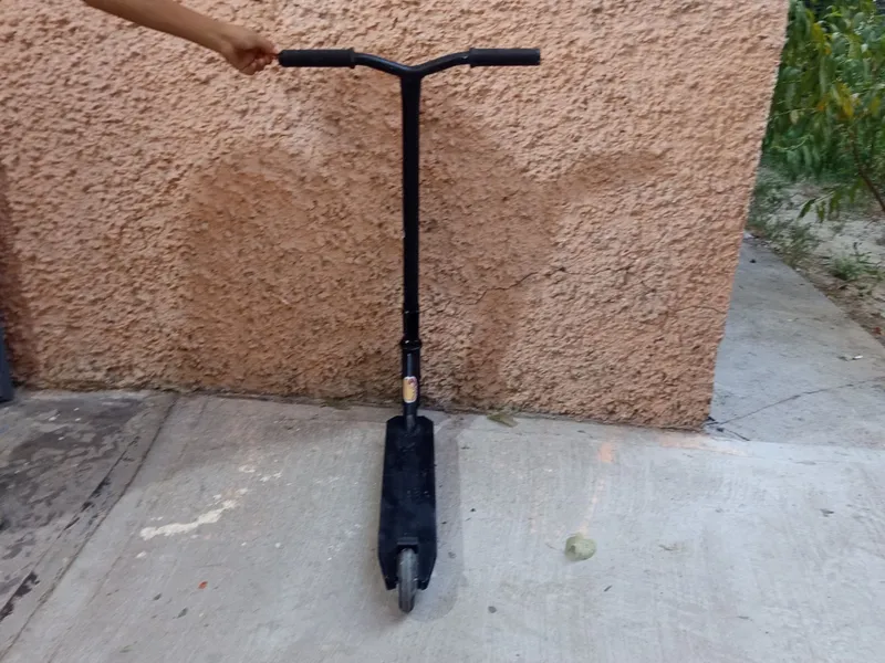 Qora tryukli samokat 1 Qora tryukli samokat 1