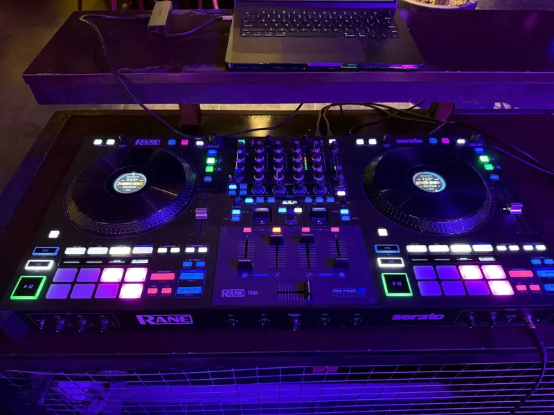 RANE FOUR DJ Контроллер 3 RANE FOUR DJ Контроллер 3