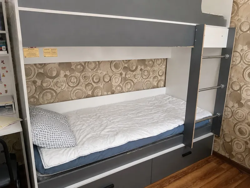 matras bilan ishlatilgan ikki qavatli karavot