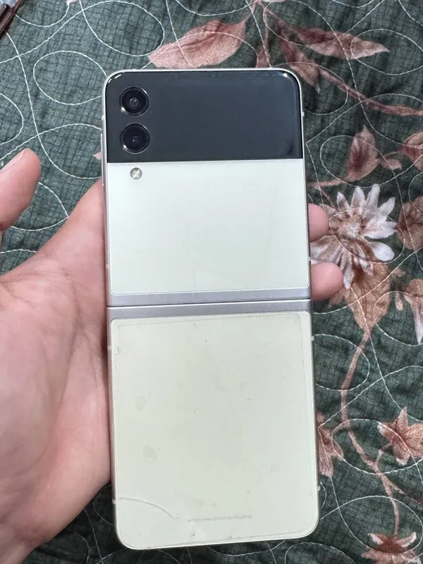Samsung Galaxy Z Flip 3 ustidagi laminatsiya — фото 1