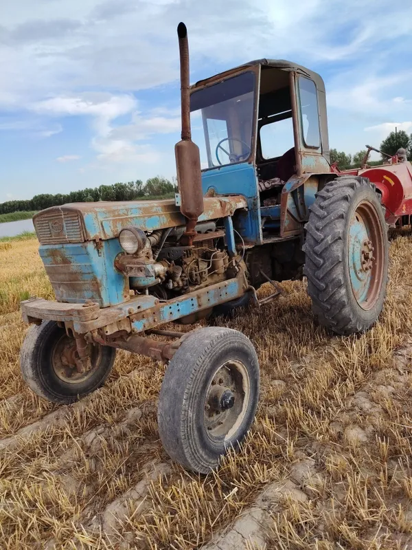T28 traktor sotiladi xolati yaxshi xechqayerida kamisi yoq 6