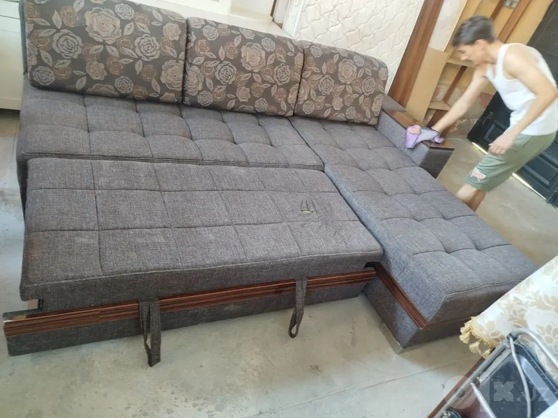 Burchakli divan yaxshi holatda sotiladi 2 Burchakli divan yaxshi holatda sotiladi 2