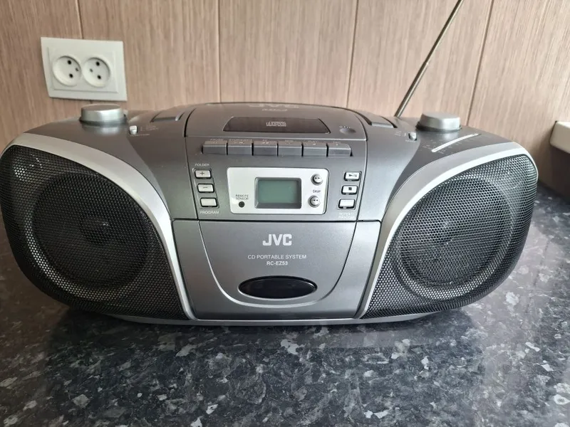 Сотилади магнитофон JVC CD PORTABLE SYSTEM RC-EZ53