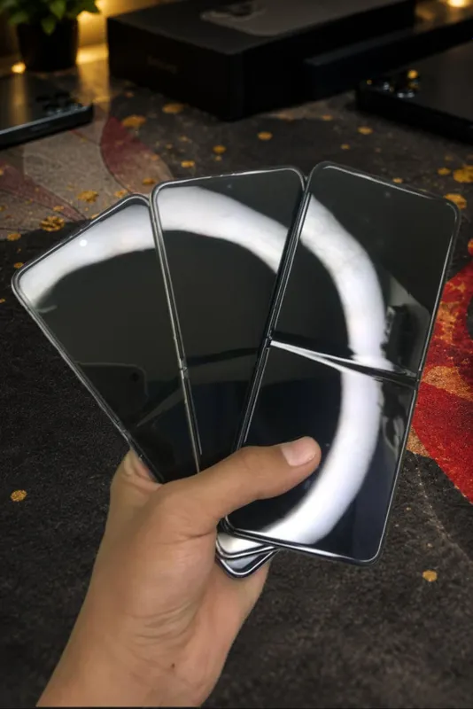 Samsung Z Flip3 2 Samsung Z Flip3 2