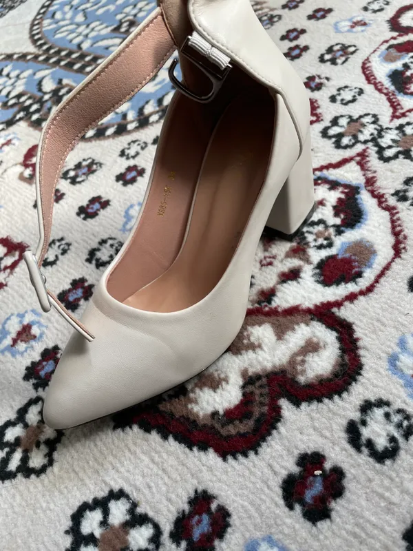 Tufli holati  yaxshi razmer 35 36 holati ideal