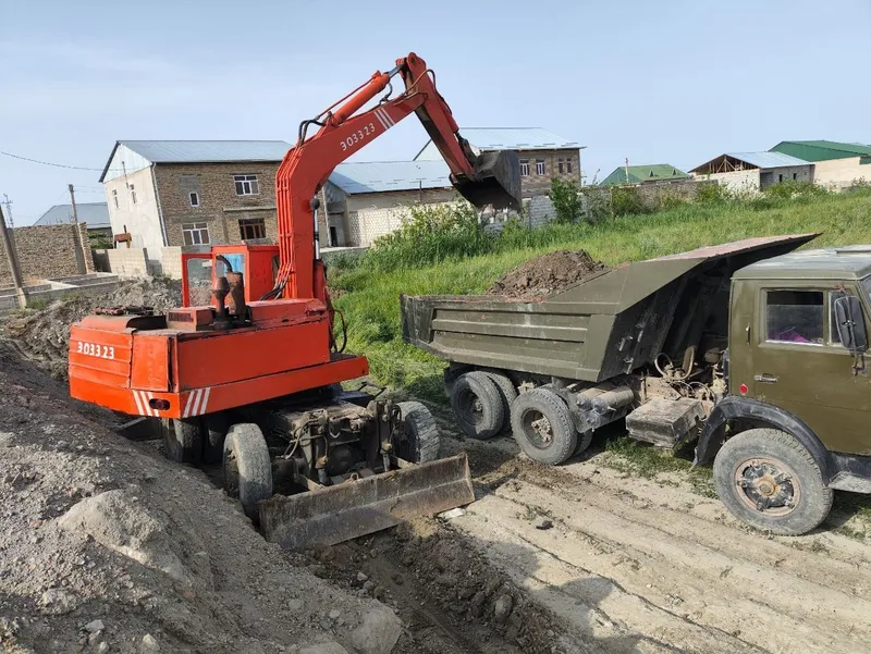 Ekskvator srochno sotiladi
