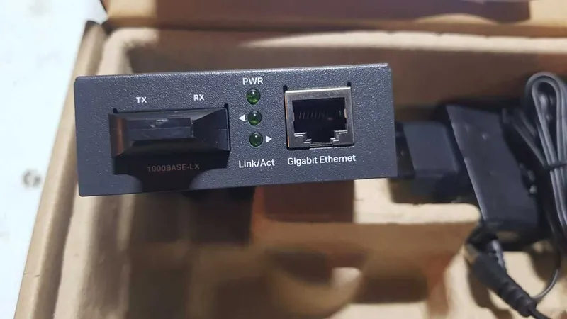 Гигабитный медиа конвертер TP-Link MC210CS. — фото 1