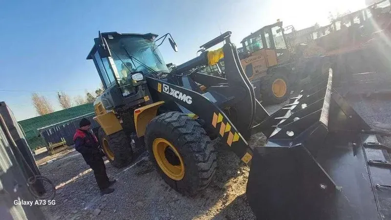 Фронтальный погрузчик XCMG Rusumi XC938 — джойстик 1 Фронтальный погрузчик XCMG Rusumi XC938 — джойстик 1