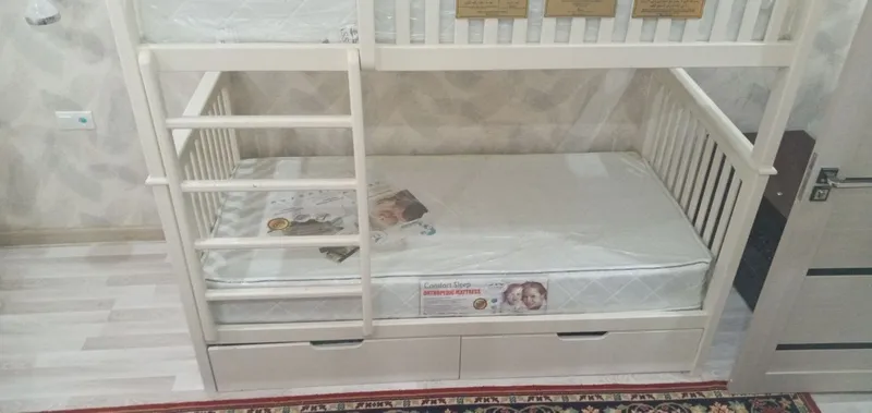 Детский кровать сделано из орехового дерево