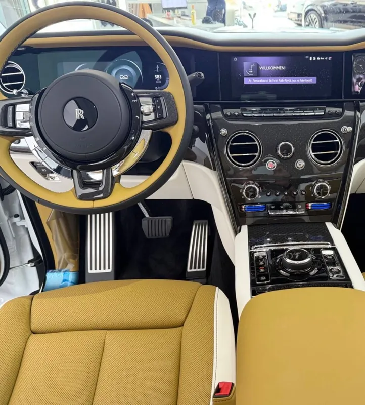Rolls Royce Cullinan Black Badge White MY2026 — фото 3