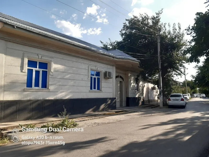 Hovli sotiladi 4.5 sotix Jizzax shahar markazida 2