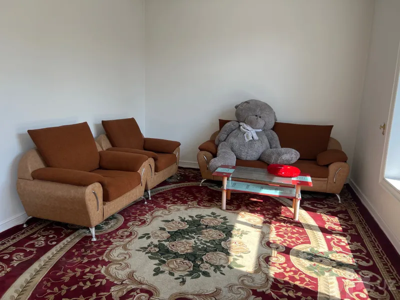 Divan va 2 ta kreslo sotiladi Divan va 2 ta kreslo sotiladi