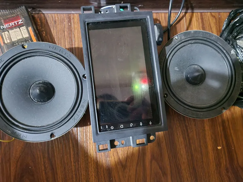 Монитор 8d 2/32(android) с рамкой. 2 динамика Hertz 200w (original).