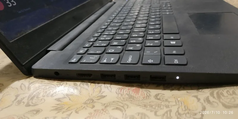 Noutbuk sotiladi pul kerakligi uchun 2
