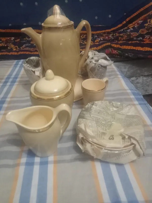 Продается кофейный набор чайник, сахарница ,чашки 3