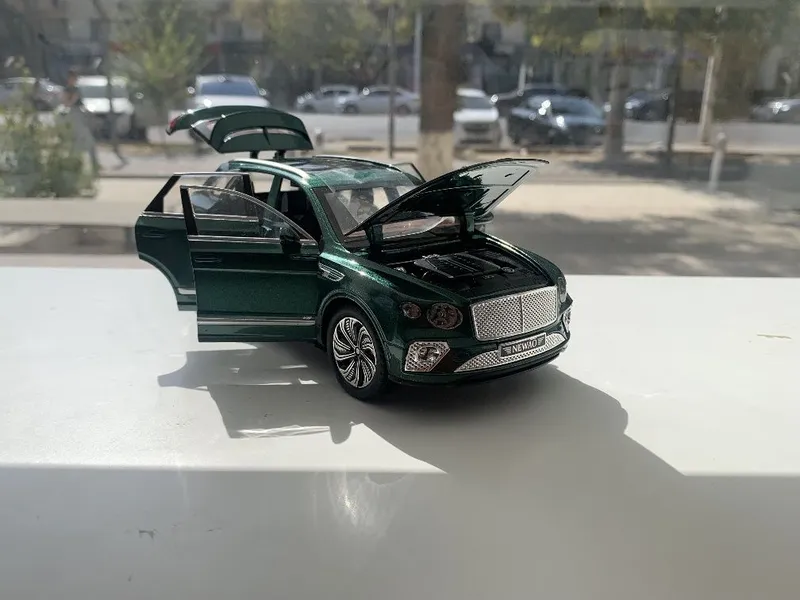 Modelka Bentley Bentyaga 1:24 5