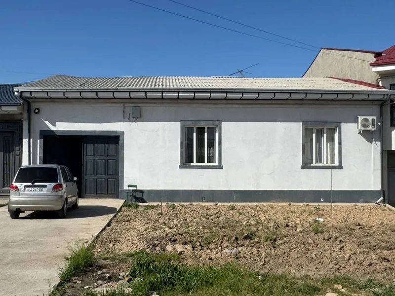 Hovli sotiladi 3.3 sotix toshmiy postidan 5 km kirganda tutzor xavas